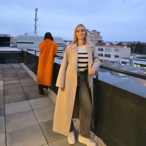 Kira Miró Instagram - Expectativa, hacer una foto bonita en la terraza. Realidad, siempre hay alguien que sale de fondo en esas fotos...🙄

Por suerte tengo un arma secreta el Photo Assist de mi #GalaxyS24 Ultra que me permite eliminar personas u objetos y la IA se encarga del resto! Increíble ¿verdad? #GalaxyAI @samsungespana #gifted