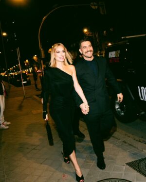 Kira Miró Instagram - Fiestón MACHOS ALFA 2 💥
GRACIAS @netflixes siempre TOP 😉
El 9 de febrero llegan los máquinas más desubicados que nunca 🤣😂😅

👗 @beavaldiviac @celine @bulgari @pinkoofficial @replicacomunicacion 
💄 @rebecatfigueroa