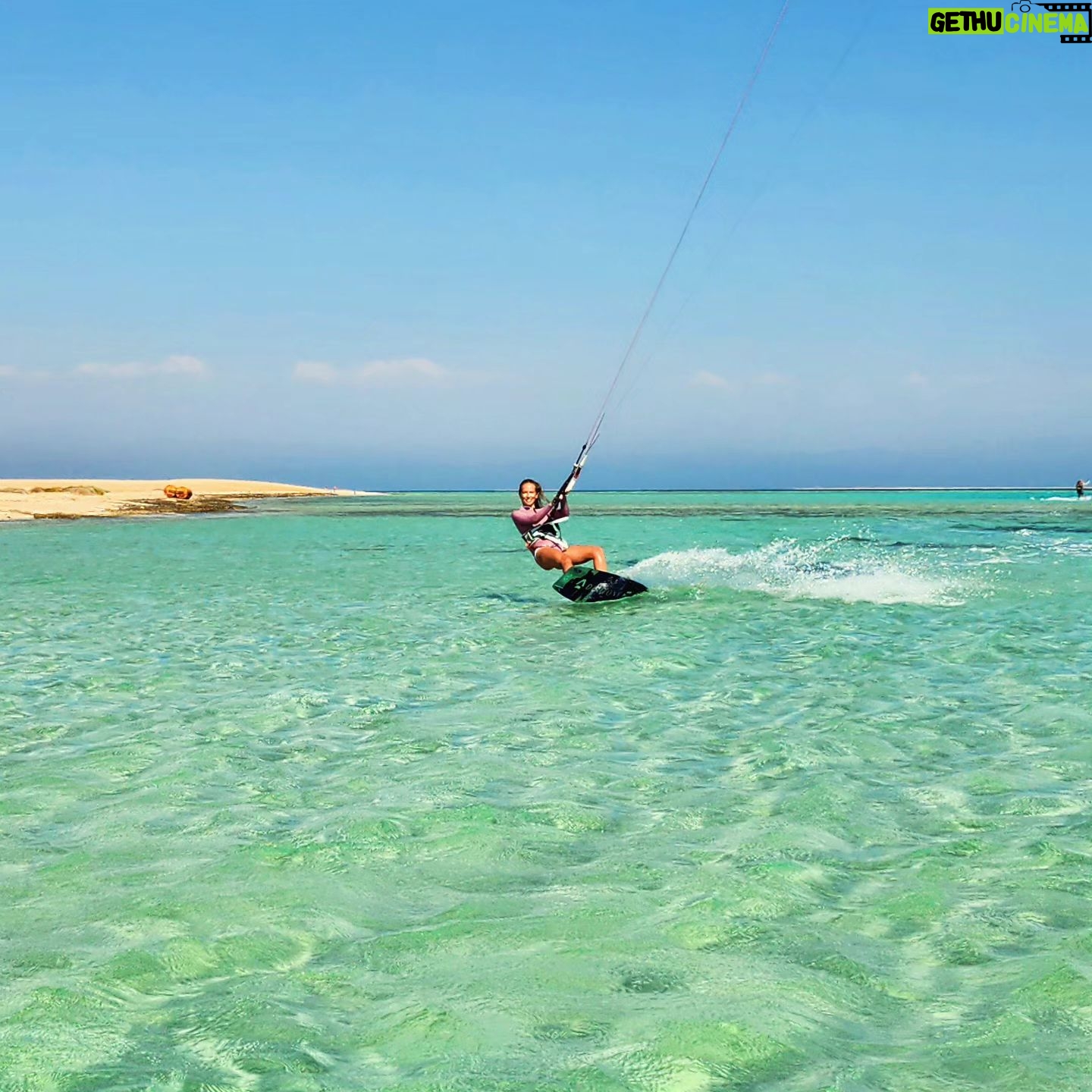Kira Mir贸 Instagram - Cuando tengo mono de mar y kite...buceo en fotos antiguas y oye...algo me relaja...馃槄馃檶馃 Deseando volver 馃#redsea #kitesurf