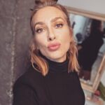 Kira Miró Instagram - Quien se apunta a un bailoteo?!?! 🙋🏼‍♀️💃 #viernes