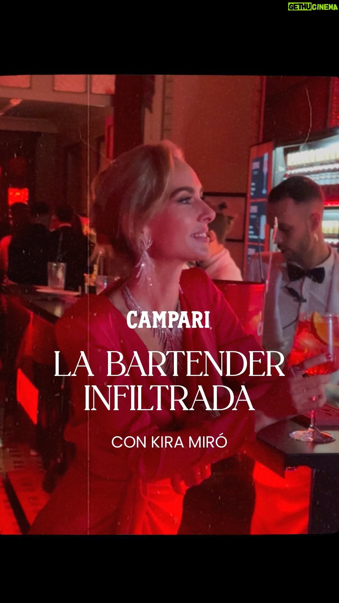 Kira Miró Instagram - Una que se vistió de rojo pasión, fue al afterparty de los Goya, se infiltró como bartender y sirvió los mejores Campari Spritz del mundo. ¿No me crees? Mira, mira… #Campari #Goya2024 #CinemaNight #BartenderInfiltrada #Publi