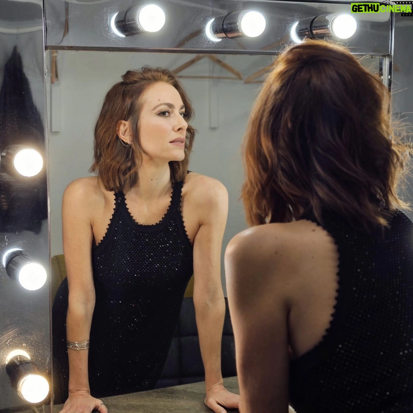 Kira Miró - 16.1K Likes - La primera foto es del camerino, minutos antes de salir al escenario de @laresistencia 🫣 @mcartistas 🥰
Nada hacía presagiar que acabaríamos a escupitajos...💦💦💦 el resto, hay que verlo...😜🤣😅