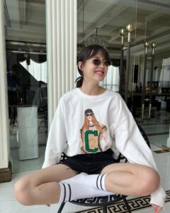 Kirana Pipityakorn Instagram - คอลเลกชั่นใหม่สุดเก๋จาก @cc_double_o ออกมาแล้วค้าบบ แอบบอกว่ามีเสื้อผ้าหลายดีไซน์มากก แต่วันนี้ขอเลือกเสื้อสเวตเตอร์ตัวนี้มาใส่ เพราะทั้งแมทช์ง่ายและใส่สบายด้วย ยิ่งเอามาใส่คู่กับกางเกงขาสั้นและถุงเท้าให้ลุคดูคิ้วท์สุดๆ✨💖 ใครสนใจแวะมาเลือกช้อปได้เลยที่หน้าร้าน CC DOUBLE O หรือผ่านช่องทางออนไลน์ได้ที่ www.ccdoubleo.com #cc_double_o