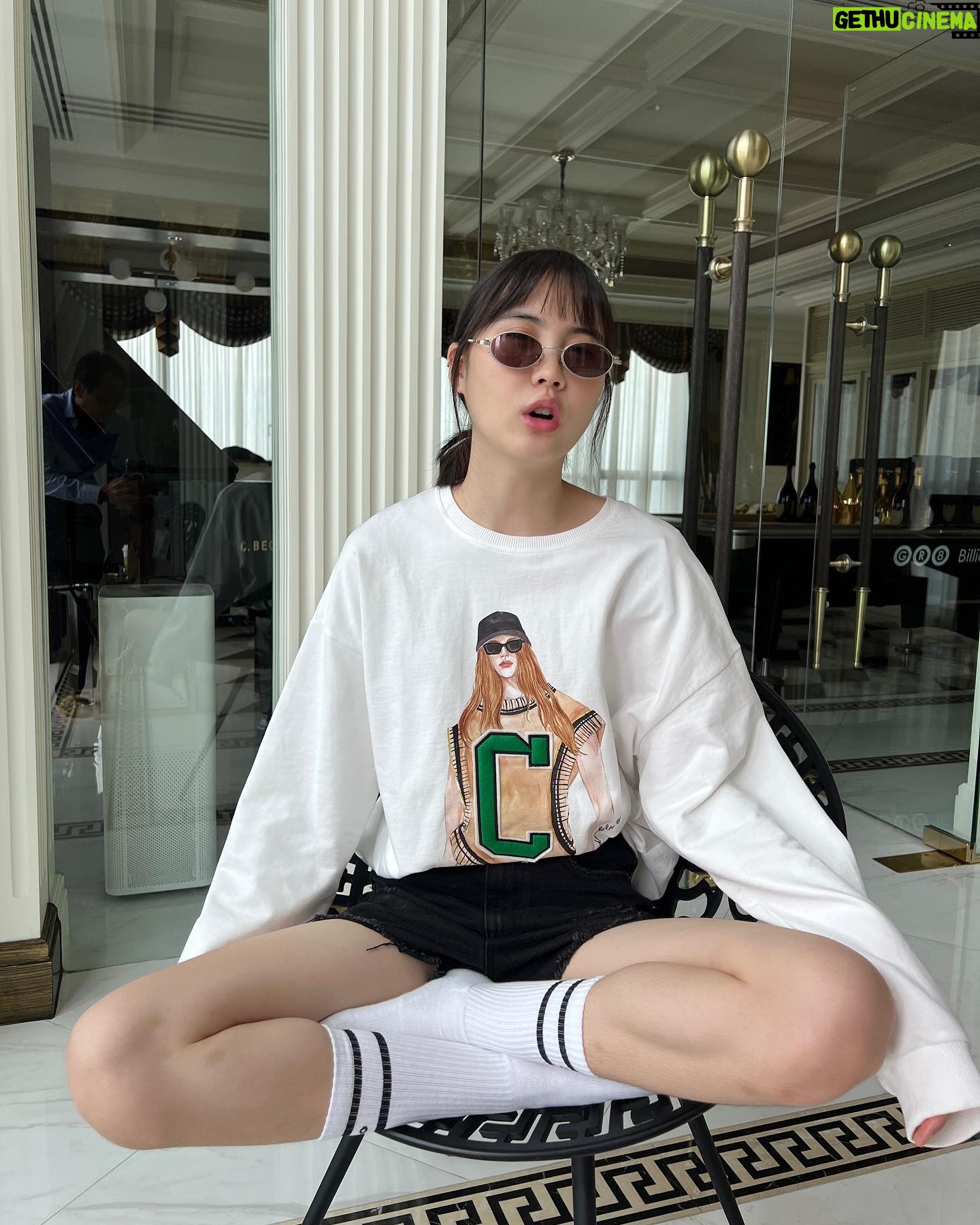 Kirana Pipityakorn Instagram - คอลเลกชั่นใหม่สุดเก๋จาก @cc_double_o ออกมาแล้วค้าบบ แอบบอกว่ามีเสื้อผ้าหลายดีไซน์มากก แต่วันนี้ขอเลือกเสื้อสเวตเตอร์ตัวนี้มาใส่ เพราะทั้งแมทช์ง่ายและใส่สบายด้วย ยิ่งเอามาใส่คู่กับกางเกงขาสั้นและถุงเท้าให้ลุคดูคิ้วท์สุดๆ✨💖 ใครสนใจแวะมาเลือกช้อปได้เลยที่หน้าร้าน CC DOUBLE O หรือผ่านช่องทางออนไลน์ได้ที่ www.ccdoubleo.com #cc_double_o