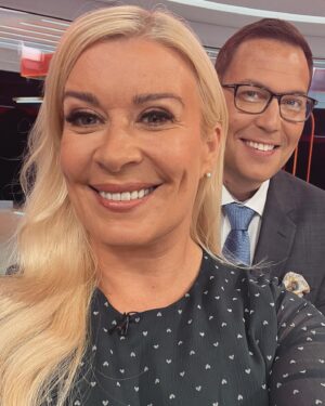 Kirsi Alm-Siira Instagram - Tänne mitään tultu naureskelee, tultiin tekemään töitä.📺