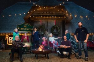 Kirsten Ramsay Instagram - Capturing the magic, during filming this year’s Repair Shop Christmas Special! 
A festive tableau by Sussex based photographer @sarahweal 

@therepairshoptv 
@jaybladesmbe @williamkirkrestoration @stevefletcher.clocks @dominicchinea @theteddybearladies @petewoods31 

#bbc #therepairshop #christmas
#christmastv