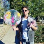 Kirsten Storms Instagram - ◾️ Feeling nice, might delete later 😆◾️You let her style your hair, you took care of her favorite balloon (even though she liked that balloon better than any of the gifts we bought her), you practice your braiding skills on her Elsa doll, watch YouTube videos so you can give her the exact haircut that she asked for, you make silly faces on FaceTime to make her laugh, you take the time to stop and put flowers in her hair, but most of all you make her feel loved. 🥰 Happy Father’s Day to a fantastic #girldad @brandonjbarash