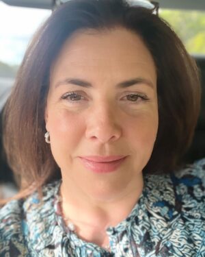 Kirstie Allsopp Instagram - On the way to my first day back on the job for @LoveitorlistitUK. We’re working with a lovely family in Caterham and one of  the great perks of my job is sometimes being driven about, but at the moment it’s more of a downside as sitting in the car is a wee bit sore; following the stair surfing incident I’m much happier standing up.  But I did want to say a HUGE thank you for all the very kind messages, I don’t recommend hurling yourself down 15 steps, but I was very touched that people were so kind, every cloud….
