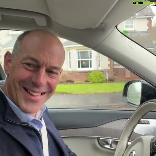 Kirstie Allsopp Instagram - More madness from the car with @philspencertv and the @loveitorlistituk team 😘😘😘