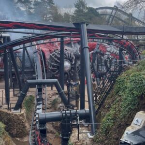 Kirstie Allsopp Instagram - I often say that things I mention on here are bought the normal way, but there are some things you can’t buy, so this is a big Thank You to @altontowers ‘cos as the mother (and stepmother, he’s hiding 😜) of major thrill seekers I could not turn down the chance for the boys to be amongst the first to ride on #nemesisreborn. This is our third trip to Alton Towers, so we are not just free believers, and we’re having a genuinely lovely day and the trees everywhere make this a particularly special place.
An added shout out to Freya from @runraggeduk who is doing a great job. #altontowers #familyfun