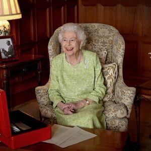 Kirstie Allsopp Instagram - There are so many, many wonderful pictures of HM The Queen, Instagram is a joy to look at today, but this one taken by @chrisjacksongetty to mark her Jubilee this year, is a reminder that The Queen worked on our behalf until the day she died, as she promised she would when she was only 21.  God she really was amazing. 💔