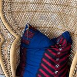 Kirstie Allsopp Instagram - When you are longing to plump a cushion, but the lizard has other ideas. #tidyfreak 🦎 #evenonholiday
