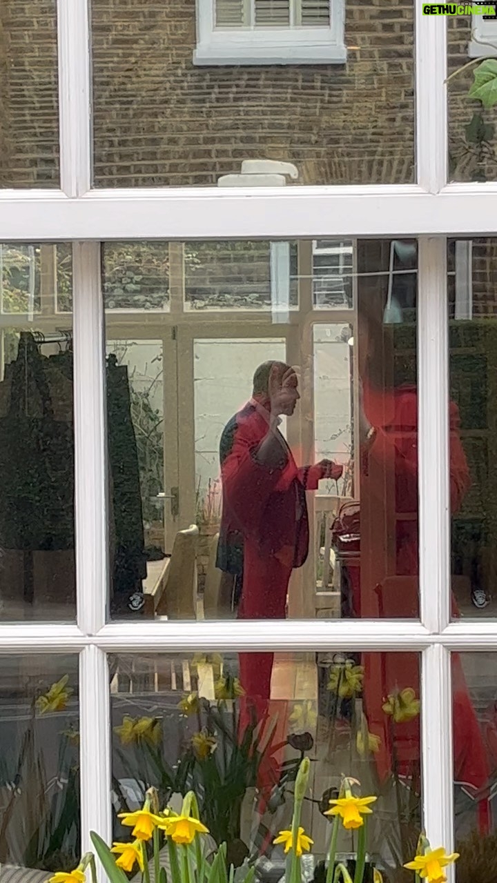 Kirstie Allsopp Instagram - Phil and I filming a secret project today 🤫