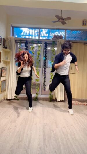 Kishori Shahane Instagram - Dance cover with some festive vibes 💃🏻🕺🏻
Wishing you all a very Happy Makar Sankranti and Happy Pongal 💥 
.
.
.
.
.
#dancecover #mothersonduo #videoreel #actors #dancers #kishorishahane #bobbyvij #reelitfeelit #reelkarofeelkaro #mumbai #dancereels 
Actors dancers Kishori Shanane dance cover reels