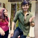 Kishori Shahane Instagram - Dance cover on Kinni Kinni with mom 💃🏻🕺🏻 . . . . . #kinnikinni #diljitdosanjh #punjabisongs #punjabidance #dancechallenge #dancereels #dancers #actors #kishorishahane #bobbyvij #explorepage #trending #viral #momandson #duo #reelitfeelit #reelkarofeelkaro Diljit Dosanjh, Punjabi songs, actors, choreography