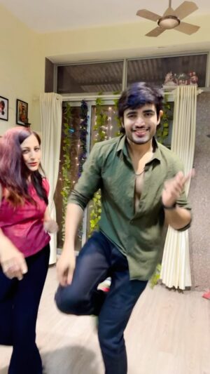 Kishori Shahane Instagram - Dance cover on Kinni Kinni with mom 💃🏻🕺🏻
.
.
.
.
.
#kinnikinni #diljitdosanjh #punjabisongs #punjabidance #dancechallenge #dancereels #dancers #actors #kishorishahane #bobbyvij #explorepage #trending #viral #momandson #duo #reelitfeelit #reelkarofeelkaro 
Diljit Dosanjh, Punjabi songs, actors, choreography