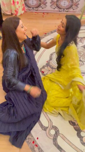 Kishori Shahane Instagram - Masti on sets.. relations work differently at times …😅
@itisriti @arjitaneja 
Thanks @mohinisapnani for cute bts shots
Watch Kaise Mujhe Tum Mil Gaye daily on ZeeTv 10 pm

#sritijha #arjitaneja 
#bts #zeetv #kishorishahane #instagood  #instagram #trending #brand #collab #branding #collaboration #kaisemujhetummilgayi #kaisemujhetummilgaye #onset #trending