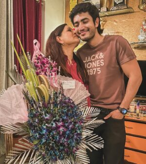 Kishori Shahane Instagram - Birthday week celebrations of my A1 since day 1 @kishorishahane ✨
.
.
.
.
.
#birthdaygirl #happybirthday #momsbirthday #happybirthdaymom #birthdaybouquet #celebrations #family #momandson #kishorishahane #bobbyvij #a1sinceday1