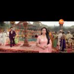 Kishori Shahane Instagram – Amruta ko hai rishton par atoot vishwaas, toh doosri ore Virat ko hai pyaar se aitraaz, lekin kya takraayenge inke raaste kabhi ek dooje ke saath? Dekhiye ek nayi kahaani #KaiseMujheTumMilGaye, 27th November se, raat 10 baje, sirf #ZeeTV aur kahin bhi, kabhi bhi @zee5shows par. 
#Promo

@muktadhond
@itisriti
@arjitaneja
@srinita_14
@jassi.k15
@nikitadhond