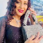 Kishori Shahane Instagram - At Zee Rishte Awards…Style and Glamour all the way @Yourstylistforever Saree : @ethnicplus.in Bag : @slingbling.official Jewellery : @miranabymegha Jewellery PR : @affiliates_pr #zee #style