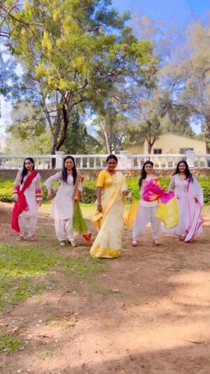 Kishori Shahane Instagram - Offscreen chemistry of Abuja’s & Bhavani Chitnis 😜 
#kmtmg #serial #dailysoap #zeetv 

#trending #dance #holisequence #white #colourful #outdoor

Kaise Mujhe Tum Mil Gaye, Zee tv, daily soap,