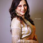Kishori Shahane Instagram - “Flaunting my fabulousness with every step. 💃💖” . . . In Frame : @kishorishahane Stylist : @destyle_by_rasika HMUA : @poonie_makeover Captured By : @hrphotography_5 Managed By : @thegrowthmediaa . . . #marathiactors #marathiactress #actress #portraitsofficial #portraitphotography #celebrity #celebritystyle #celebrityfashion #hrphotography #makeup #costume #award