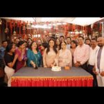 Kishori Shahane Instagram – Cake cutting haanikarak hai.. 😂
Aajkal birth-day nahi,birth-week celebrate hota hai…
I love everyone.. for celebrating my birthday.. only forgot to announce 23 April as National Holiday 🥳🤞😇
@itisriti @arjitaneja @hemangiikavi @anahita_flowingwaters @jassi.k15 
@zeetv 

#kaisemujhetummilgaye #kaisemujhetummilgayi #trending #insta 
#instagood #instagram #instalike #kishorishahane #babitaahuja #bts 

Birthday Celebration Cake