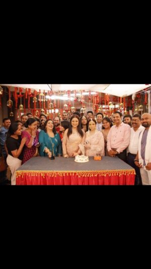Kishori Shahane Instagram - Cake cutting haanikarak hai.. 😂
Aajkal birth-day nahi,birth-week celebrate hota hai…
I love everyone.. for celebrating my birthday.. only forgot to announce 23 April as National Holiday 🥳🤞😇
@itisriti @arjitaneja @hemangiikavi @anahita_flowingwaters @jassi.k15 
@zeetv 

#kaisemujhetummilgaye #kaisemujhetummilgayi #trending #insta 
#instagood #instagram #instalike #kishorishahane #babitaahuja #bts 

Birthday Celebration Cake