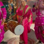 Kishori Shahane Instagram - Punjabiyadi battery hamesha charged rehendiya… Baisakhi di badhaaia… #instagood #instagram #instalike #insta #baisakhifestival #baisakhi #vaisakhi #festival #branding #collab #collaborationbrand #collaboration #kishorishahanevij #kishorishahane #babitaahuja #kaisemujhetummilgayi #kaisemujhetummilgaye #zee #zeetv