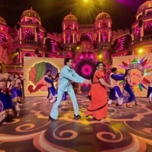 Kishori Shahane Instagram - Zee Kutumb ke sadasya ne sajaayi holi ke rangon se sabse bade jashn ki shaam. Dekhiye #DanubePropertiesZeeRishteyAwards, sirf kahin bhi kabhi bhi @zee5shows par. 

#ZeeRishteyAwards2024 #ZRA2024FullPerformance 

@bandhan_bank 
@danubeproperties 
@cadburydairymilkin 
@garnierindia 
@rajdhaniworld 
@himalaya_facecare 
@colgatein 
@tide.india 
@maggiindia