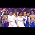 Kishori Shahane Instagram - Full on Bollywood style dance on Rang Barse… #babitaahuja #dildarji #kaisemujhetummilgayi #kaisemujhetummilgaye On ZeeTv daily 10 pm @zeetv @muktadhond @jassi.k15 @itisriti @arjitaneja @zee5shows @ashishkaulactor We had super fun doing this act… if you have missed it… do catch up with it #holi #rangbarse #bolllywood #style #trending #instagram #instagood