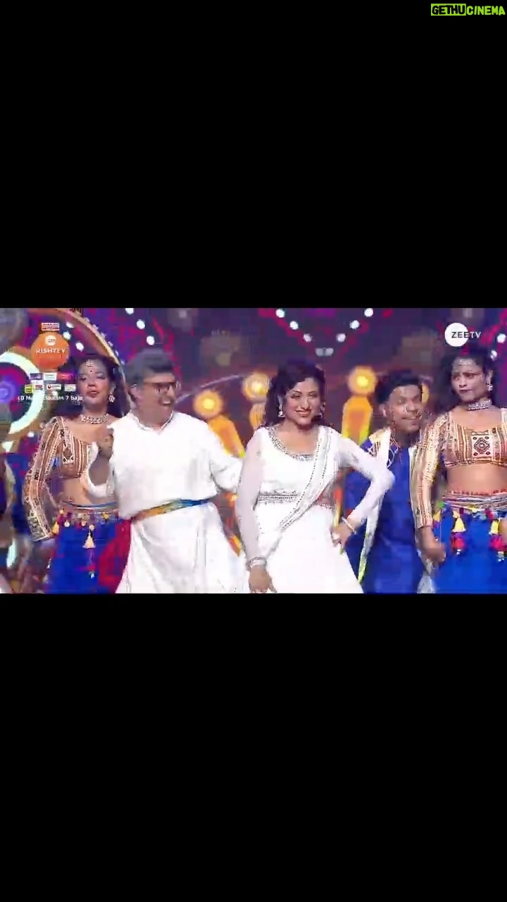 Kishori Shahane Instagram - Full on Bollywood style dance on Rang Barse… #babitaahuja #dildarji #kaisemujhetummilgayi #kaisemujhetummilgaye On ZeeTv daily 10 pm @zeetv @muktadhond @jassi.k15 @itisriti @arjitaneja @zee5shows @ashishkaulactor We had super fun doing this act… if you have missed it… do catch up with it #holi #rangbarse #bolllywood #style #trending #instagram #instagood