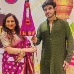 Kishori Shahane Instagram - Brought in this years Gudi Padwa with a special celebration organised by @planet.marathi and @theshelar, and also this Gudi was made by the beautiful children in the 2nd snap 🫶 . . . . . #gudipadwa #gudipadwaspecial #gudipadwa2024 #gudi #happynewyear #marathinewyear #maharashtra #mumbai #actors #kishorishahanevij #bobbyvij #maharashtrian #festival #ugadi