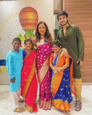 Kishori Shahane Instagram - Brought in this years Gudi Padwa with a special celebration organised by @planet.marathi and @theshelar, and also this Gudi was made by the beautiful children in the 2nd snap 🫶
.
.
.
.
.
#gudipadwa #gudipadwaspecial #gudipadwa2024 #gudi #happynewyear #marathinewyear #maharashtra #mumbai 
#actors #kishorishahanevij #bobbyvij #maharashtrian #festival #ugadi