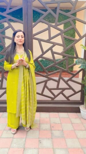 Kishori Shahane Instagram - You get only 1 chance in life…You need to be sure of what you want.. awkward reactions boomerang 😱😅
@arjitaneja 
Thankyou @deekshaksonalkar for shooting this life coaching video 😂

#funnyvideos #insta #instagood #instagram #instalike #trending #viral #virat #babitaji #babitaahuja #kishorishahane #kishorishahanevij #arjitaneja #tellywood