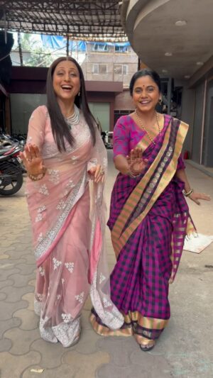 Kishori Shahane Instagram - Wishing the original ‘Hema’ a very very happy birthday! 
Grew up watching her, dancing on her songs & now sharing screen with her is actually a surreal moment for me.
I m really blessed to be working with a legend. Yes she’s legend for me because she comes from the golden era of Marathi Cinema. And I admire her for many many things. Her beauty, her acting skills, her discipline regarding health, looks, punctuality. Her charm, Her enthusiasm, Her energy is unmatchable. We r rivals in our on going serial ‘Kaise Mujhe Tum Mil Gaye’ but she’s the sweetest, grounded and most lovely person on the set. 
@kishorishahane Tai. U r superb and I love you. Bas! ❤️🙏🏽 

Kishori Shahane, Babita Ahuja, Tujhi Majhi Jodi Jamali, Dance 

#kmtmg #kaisemujhetummilgaye #babitaahuja #bhavanichitnis