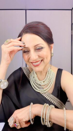 Kishori Shahane Instagram - Sometimes life treats you completely tangent to your expectations..
Be rooted.. don’t anticipate only what you want.. life is full of twists and turns…😅

#fun #funnyvideos #trending #trendingreels #insta #instagood #instagram #kishorishahane #kishorishahanevij #branding #collab #collaboration #collaborations