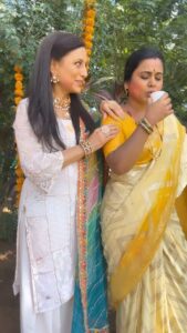 Kishori Shahane Instagram - Chai aur mere bich koi na aa sake hai! Tag ur Chai Lover friend! ☕️💘 #chailover #friend #yekaisapyarhai #trending #voiceover #kishorishahane #hemangikavi #kmtmg #babita #bhavani