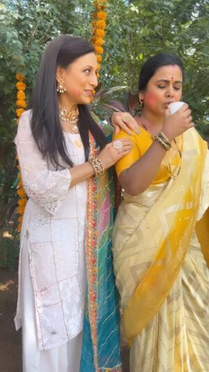 Kishori Shahane Instagram - Chai aur mere bich koi na aa sake hai! Tag ur Chai Lover friend! ☕️💘
#chailover #friend #yekaisapyarhai #trending #voiceover #kishorishahane #hemangikavi #kmtmg #babita #bhavani