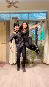 Kishori Shahane Instagram - Dance cover on Teri Baaton Mein Aisa Uljha Jiya with Mom 💃🏻🕺🏻 . . . . . #teribaatonmeinaisauljhajiya #teribaatonmein #dancecover #dancereels #actors #dancers #kishorishahane #bobbyvij #dancevideo #actorslife #reelitfeelit #reelkarofeelkaro #shahidkapoor #kritisanon #bollywood Dancers actors reels Bollywood