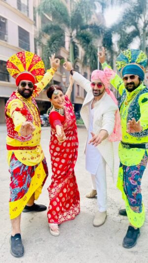 Kishori Shahane Instagram - Celebrating Lohri on the sets of Kaise Mujhe Tum Mil Gaye telecasting daily at 10 pm @zeetv 
Wishe you all a very happy LOHRI from our team 
@itisriti @arjitaneja @muktadhond @vishalmehra23 @aakanksha.pal5 @mohinisapnani @mrityunjay__thakurr @rajeshwaridatta @ek.kalakaar.jeet @ashishkaulactor @shaam._.chadha @hemangiikavi @the_rohitchaudhary @anahita_flowingwaters @bhavyaanilshinde @s.k.yshows 

#lohri #festival #holy #fire #celebration #bts #sjstudio #trendingreels #trending #instagram #branding #brand #instadaily #instagood #punjabi #kishorishahane #kishorishahanevij