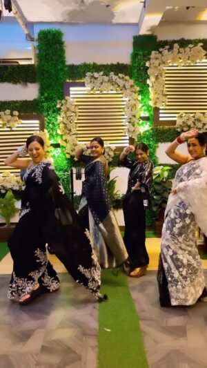 Kishori Shahane Instagram - Hopping on the trend is our favourite business! 😬 

#kmtmg #zeetv #kishorishahane #mohinisapnani #deekshasonalkar #hemangikavi #trendingreels 

Kaise Mujhe Tum Mil Gaye, Zee tv, daily soap, black saree, theme
