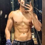 Kishori Shahane Instagram – Pumping a little extra in prep for all the excess calories this weekend #diwalipreparations 😂💪🏻
.
.
.
.
.
#backworkout #leanmuscle #shredded #looksharp #biceps #abs #fitnessmotivation #diwaliweek #actor #model #dj #bobbyvij #healthylifestyle #diwali #diwalispecial💥 
Lean muscle, abs, shredded, gym, back workout, diwali