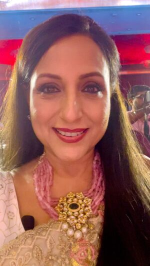 Kishori Shahane Instagram - Hi everyone…do watch KAISE MUJHE TUM MIL GAYE on Zee tv 10 pm daily Monday to Sunday 
@zeetv @muktadhond @itisriti @arjitaneja @jassi.k15 @hemangiikavi my son @bobbyvij17 

#kaisemujhetummilgaye #zee #zeetv #kishorishahane #sritijha #arjitaneja #hemangikavi #branding #brand #collab #collaboration #trendingreels #reelsinstagram #reels #reelitfeelit #instadaily #instalike #instagood #instagram #viral #tvshow #tvseries #zee5 #zee