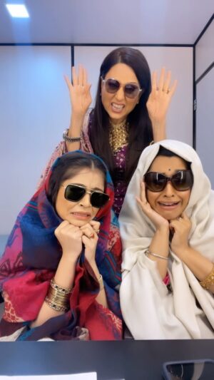 Kishori Shahane Instagram - Yeh hai Mami or Mami ki Beti, Or Babita Ahuja unki BOSS😎😂❤️
Keep Watching “Kaise Mujhe Tum Mil Gaye” on @zeetv , Everyday at 10pm🧿
@jassi.k15 @muktadhond 

#explorepage #foryou #trending #explore #trend #dance #dancereels #kmtmg #kaisemujhetummilgaye #BabitaAhuja #AnjuAhuja #DeepikaMami #instagood #instalike #follow #viralreels #viral #reach #goviral #comedy #funnyreels #beautiful #actors #dailysoap #zeetv #mumbai