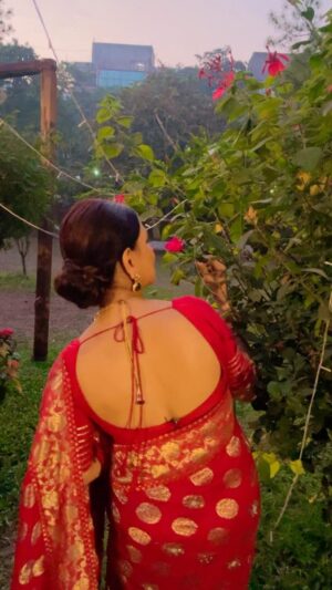 Kishori Shahane Instagram - Reel on this evergreen song .. happened very spontaneously…
I was nostalgic while shooting for my serial Kaise Mujhe Tum Mil Gaye at Chandivili Studios..when I recalled memories of Shooting of my very famous song Rutu Astana… from Maza Pati Karodpati … with legend Ashok Saraf and Actor Director @sachin.pilgaonkar ..
Marathi Connection..🤗❤️
Watch Kaise Mujhe Tum Mil Gaye daily on ZeeTv at 10 pm @zeetv 

Video by @priyatuljapurkar 

#marathi #marathimulgi #kishorishahane #marathireels #zeetv #kaisemujhetummilgayi #kaisemujhetummilgaye #tv #tvshow #trending #reels #reelsinstagram #reelitfeelit #viralreels #instagram #instalike #instagood