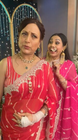 Kishori Shahane Instagram - Solutions are around you..don’t stress 😅 My sporting costar @rajeshwaridatta 

#instagood #instalike #instagram #comedy #reels #funny #kishorishahane #babitaahuja #maami 

Comedy Funny Reels Trending