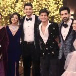 Kishori Shahane Instagram - Happy Family 👻 Keep watching ‘ Kaise Muje Tum Mil gaye ‘ Daily on ZeeTV & Zee5 @10:15 Pm #kaisemujetummilgaye #kmtmg #zeetv #arjittaneja #sritijha