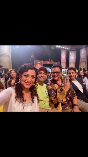 Kishori Shahane Instagram - Congratulations Ghum Hai Kissike Pyar Mein For winning several Prestigious Awards as Best Tv Show And feeling so blessed that I was associated with it. 
This is the richest pic in my gallery… 🏆Successful show Makers Producers..Director..
@cockcrowandshaika_ent @cockcrowpictures @shaikafilms @rajeshramsingh @starplus @disneyplushotstar and another Successful Maker
@swastikproductions @zeetv 
This click is at Zee Rishtey Awards where 
my current show Kaise Mujhe Tum Mil Gaye won Best Tv Show Award as well as several awards 
God is kind 🙏🏻

#ghumhaikisikeypyaarmeiin #ghumhaikisikepyaarmein #kaisemujhetummilgaye #kaisemujhetummilgayi #kishorishahane #kishorishahanevij #tvshow #tv #zee #zeerishteyawards @zee5shows