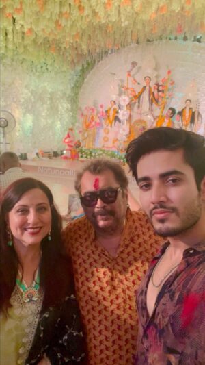 Kishori Shahane Instagram - Happy Durga Pooja … That’s Bengali connection .. Deepak’s mom was Bengali and we love to enjoy each and every festival…family time ❤️🤗
@deepakbalrajvij @bobbyvij17 

#durga #durgapuja #durgamaa #bengali #connection #festival #trending #trendingreels #trendingsongs #viral #viralvideos #instagram #instagood #instadaily #insta #branding #collab #collaboration #brand #kishorishahane #kishorishahanevij #family #blessings